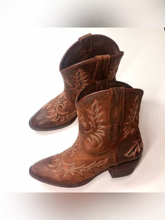 Ariat Shoes - Ariat Women’s Carlin Embroidered Western Leather Ankle Booties Size - 7B